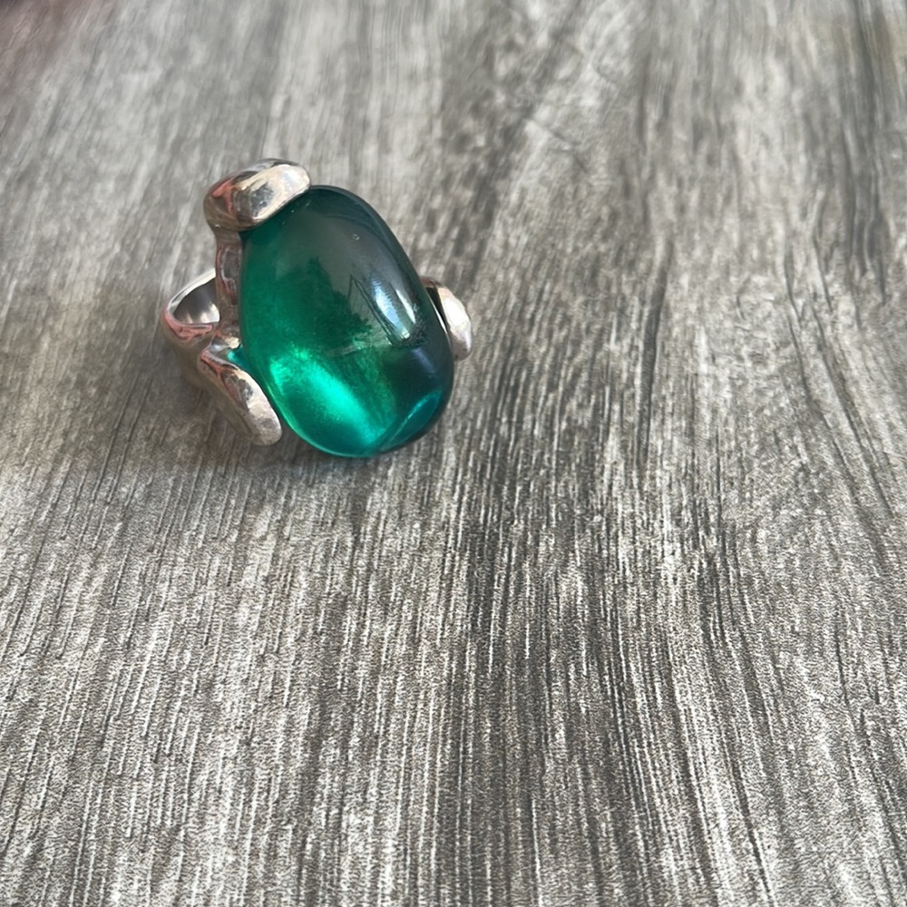 Uno de 50 ring with large green stone.